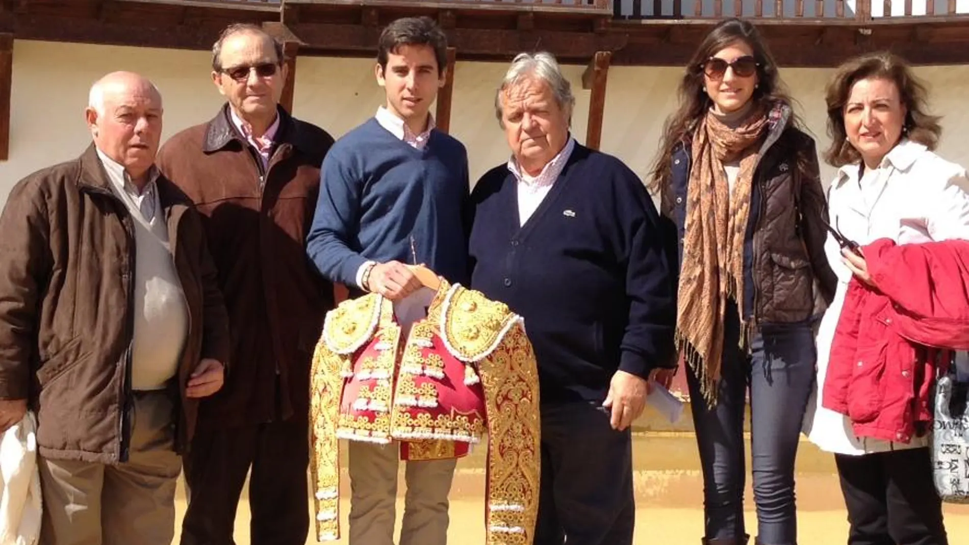 El novillero Juan Ortega con algunos miembros de la Fundación