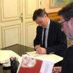 El presidente de la Diputación de Segovia, Francisco Vázquez; el alcalde, José Luis Vázquez, y Jesús Gómez suscriben el acuerdo de colaboración