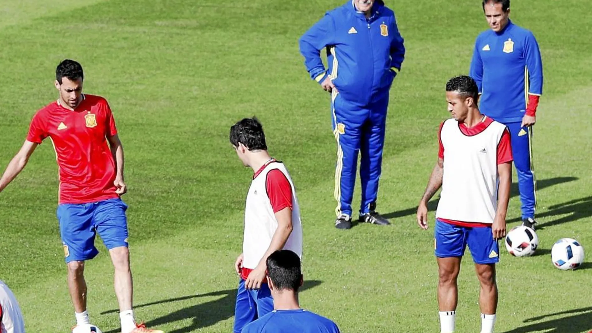 Javier Miñano, junto a Del Bosque, dirigiendo el entrenamiento de España