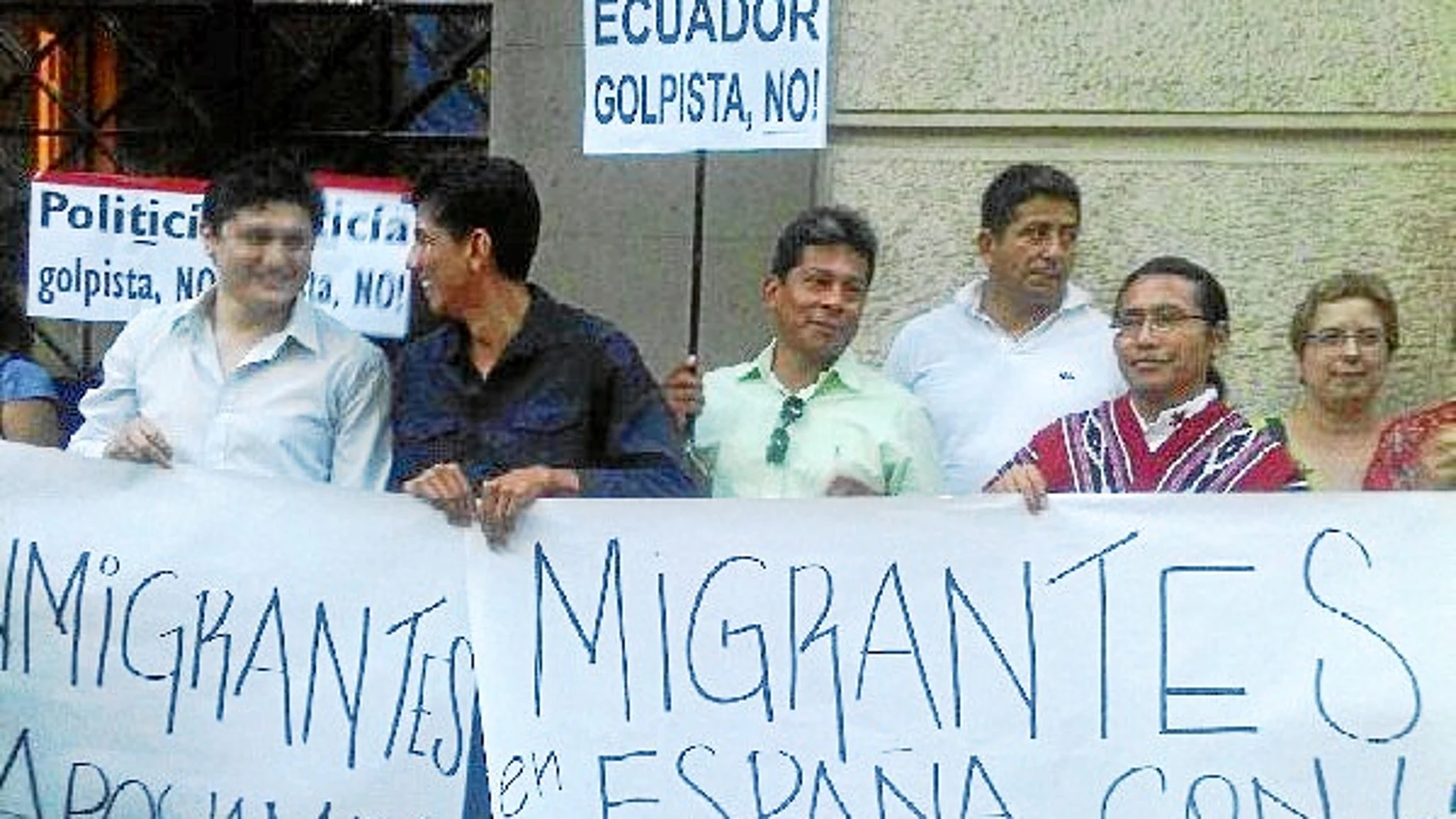 Con lemas como «Correa, amigo, España está contigo» unos 150 ecuatorianos se concentaron ayer en su Embajada en Madrid