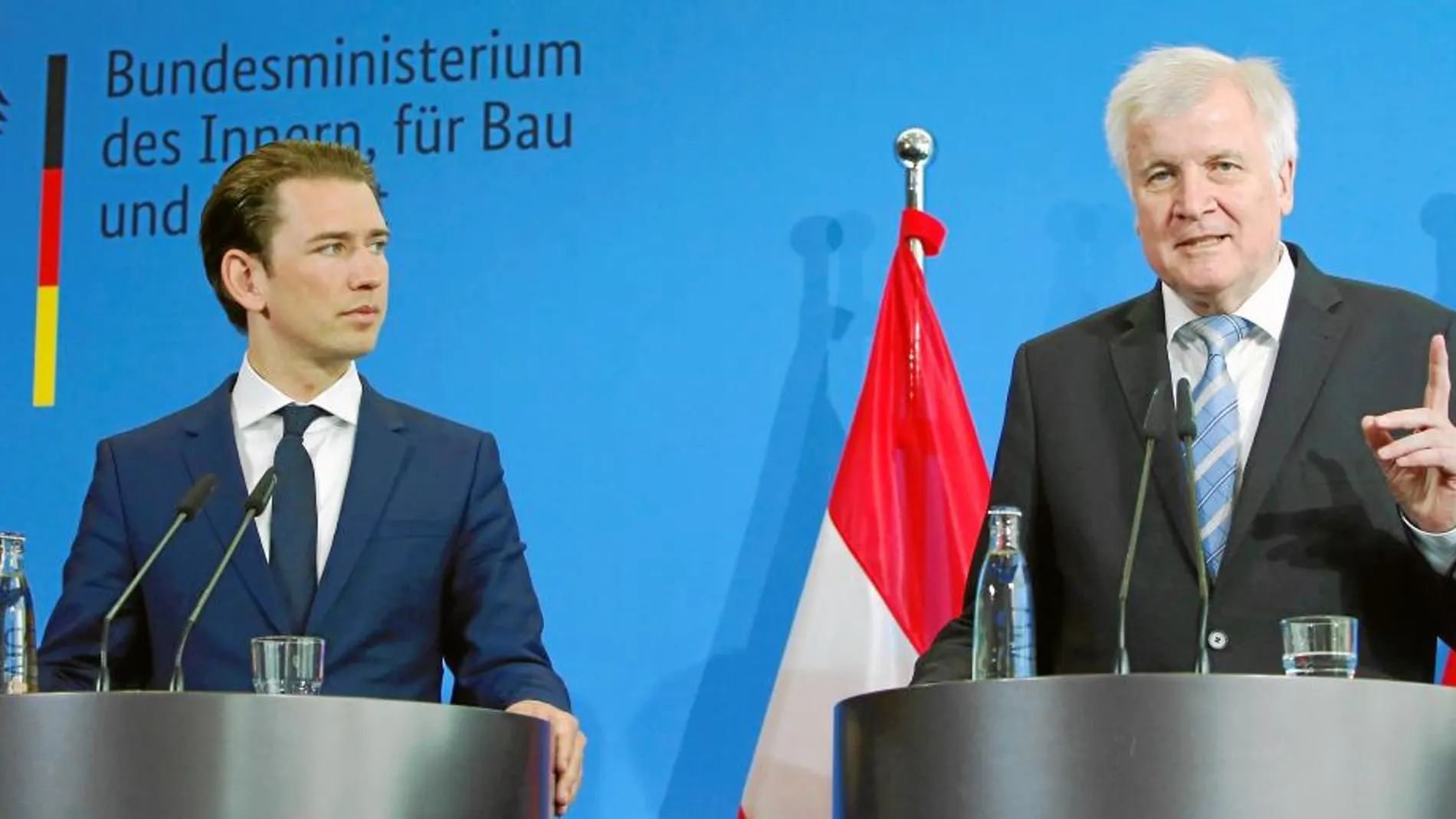 El canciller austriaco, Sebastian Kurz, y el ministro del Interior alemán, Horst Seehofer, en una rueda de prensa celebrada ayer en Berlín