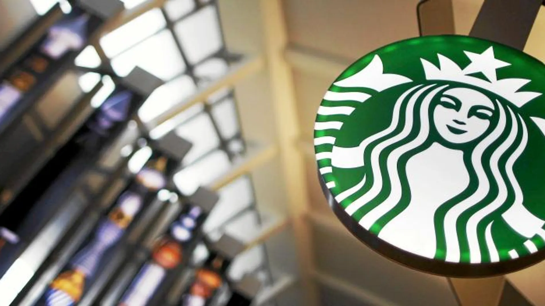 Starbucks se suma al centenar de marcas que suspenden su publicidad en redes sociales