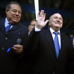 Imagen de archivo del 14 de abril de 2011 de Julio Rocha (i) junto a Joseph S. Blatter, en Managua, Nicaragua