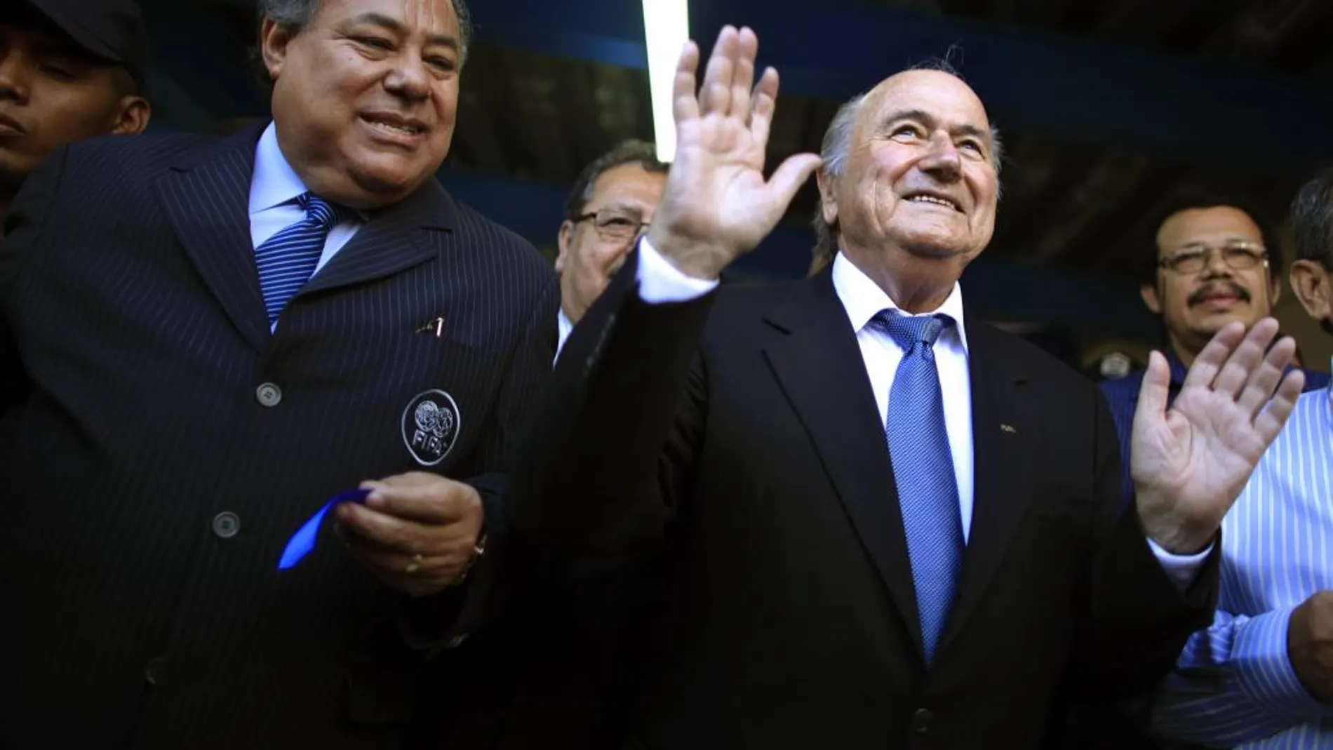 Imagen de archivo del 14 de abril de 2011 de Julio Rocha (i) junto a Joseph S. Blatter, en Managua, Nicaragua