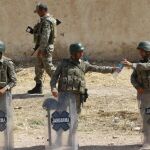 Soldados kurdos beben agua en Suruc, junto a Kobani