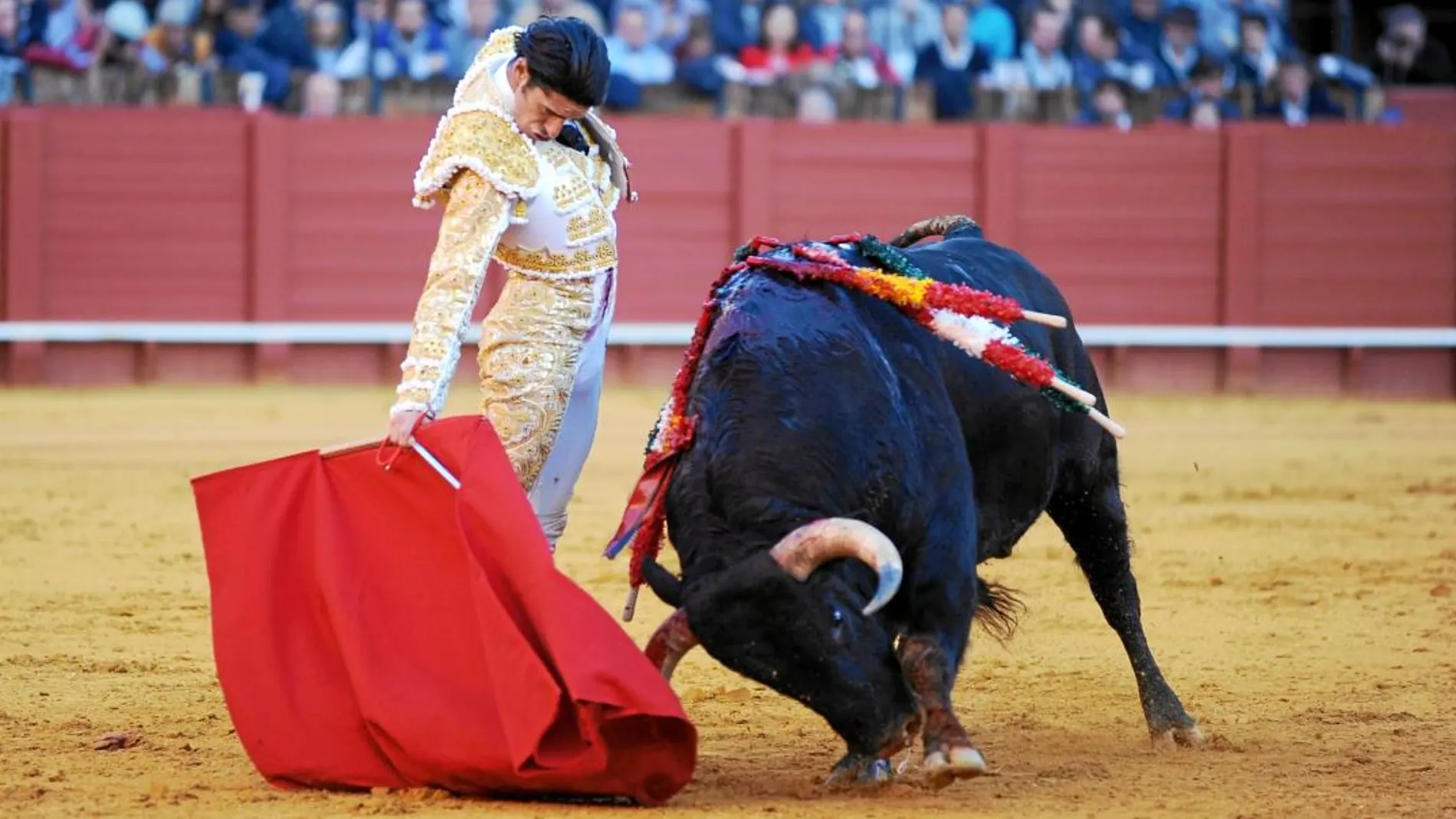 Alejandro Talavante dando un derechazo al quinto toro, ayer, en la Maestranza de Sevilla