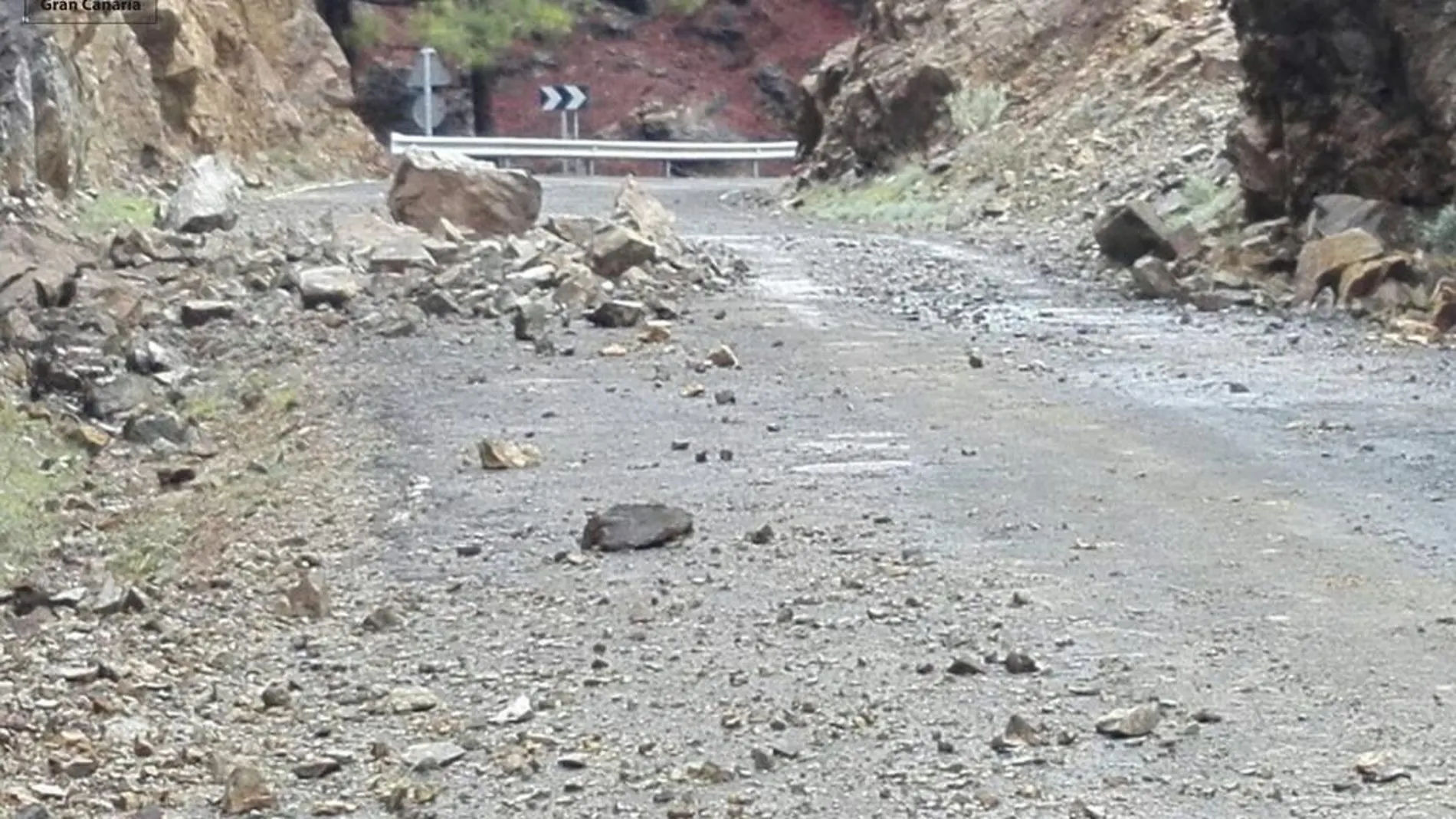 Las fuertes lluvias han provocado desprendimientos que han obligado a cortas numerosas carreteras/@112Canarias