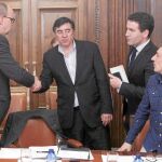 El diputado José Antonio Bermúdez saluda a los representantes de la patronal y de los sindicatos