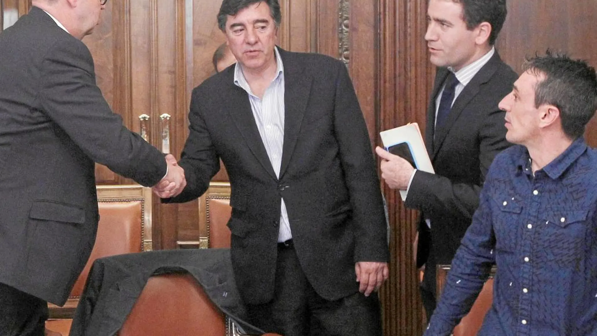 El diputado José Antonio Bermúdez saluda a los representantes de la patronal y de los sindicatos