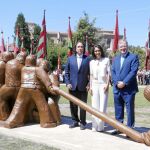 El alcalde de León, Antonio Silván, Jeanette Dayana y Daniel Chávez Morán posan junto al monumento al Pendón leonés