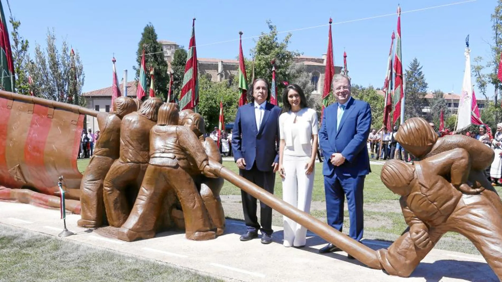 El alcalde de León, Antonio Silván, Jeanette Dayana y Daniel Chávez Morán posan junto al monumento al Pendón leonés