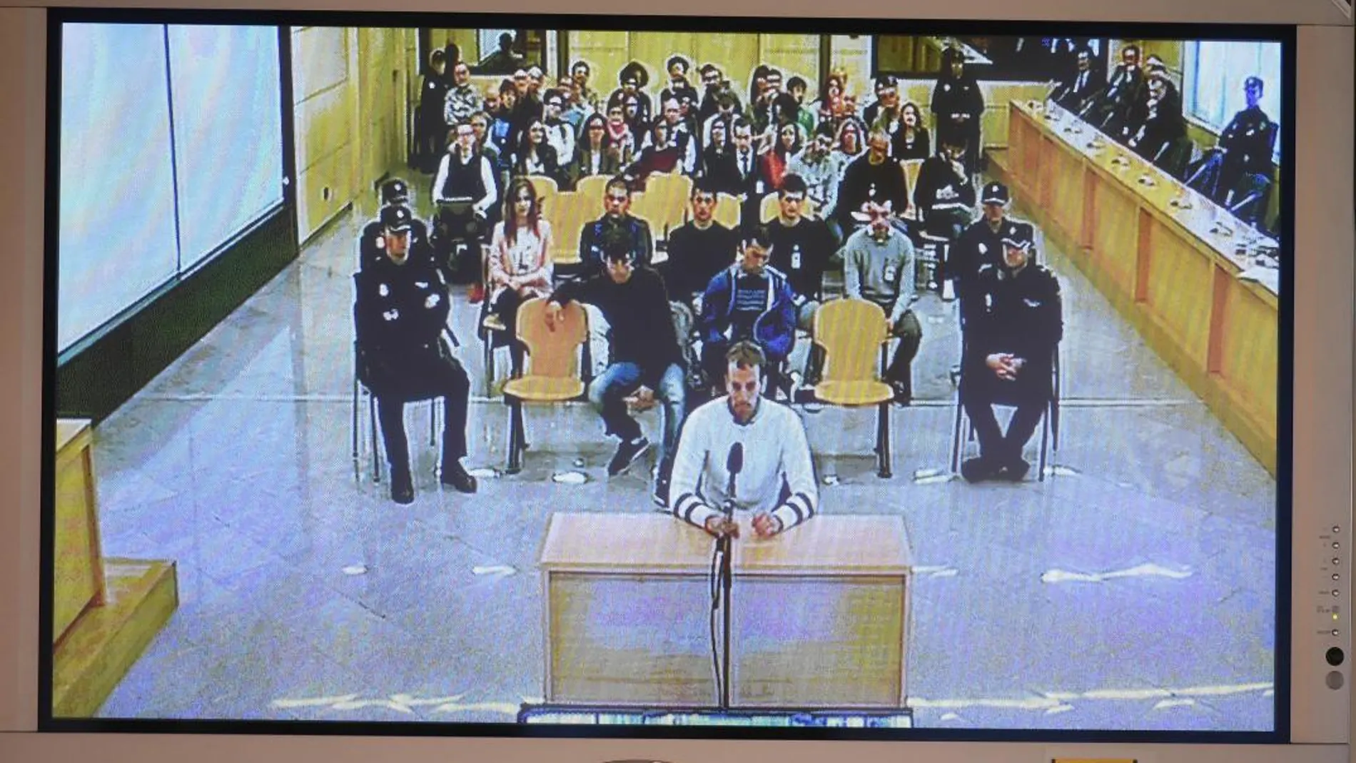 Monitor de la sala de prensa de la Audiencia Nacional de San Fernando de Henares durante el juicio de Alsasua