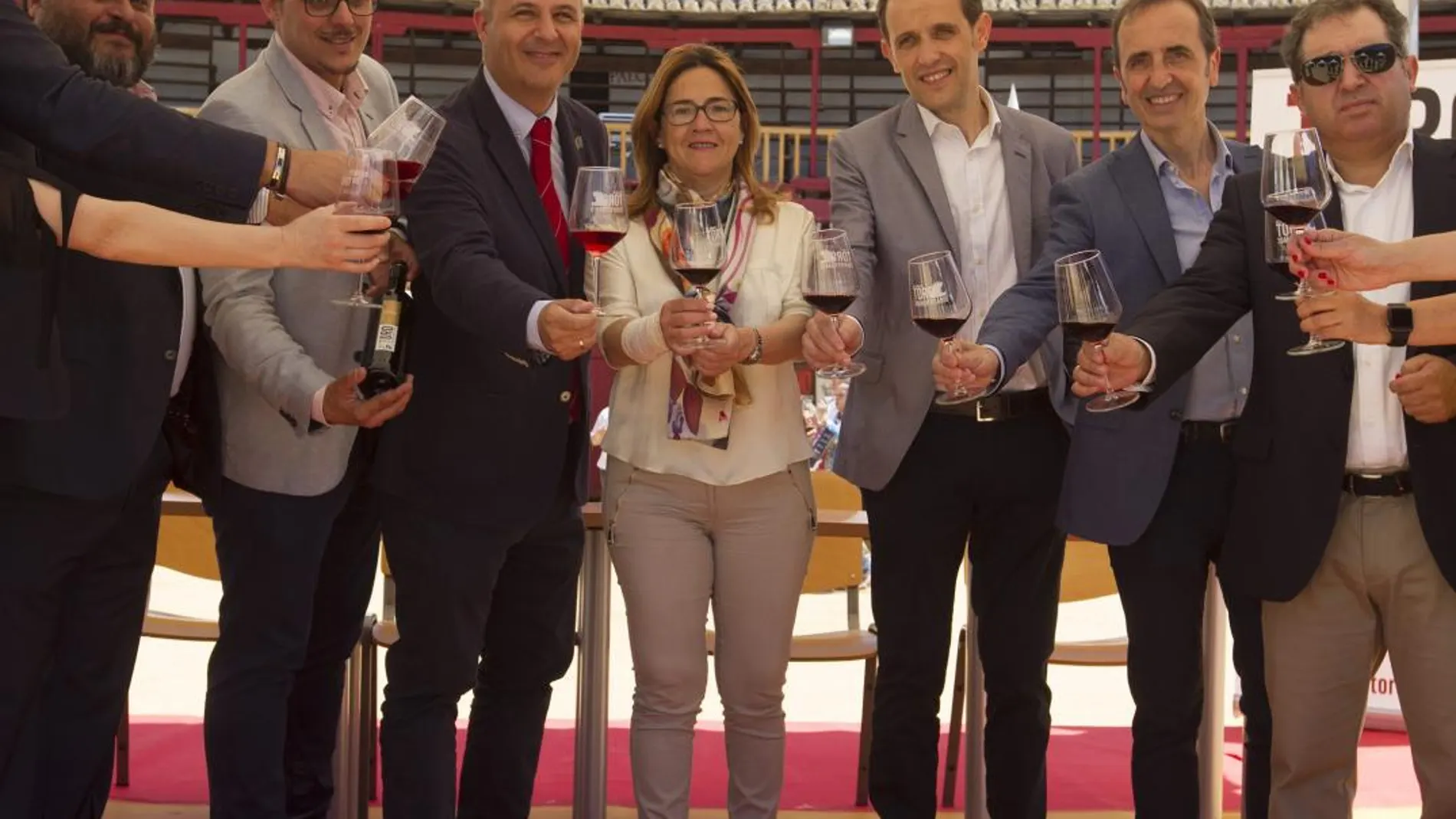 Felipe Nalda, Tomás Bien, Jorge Llorente, Mayte Martín y Conrado Íscar, entre otros, brindan con un vino de Toro