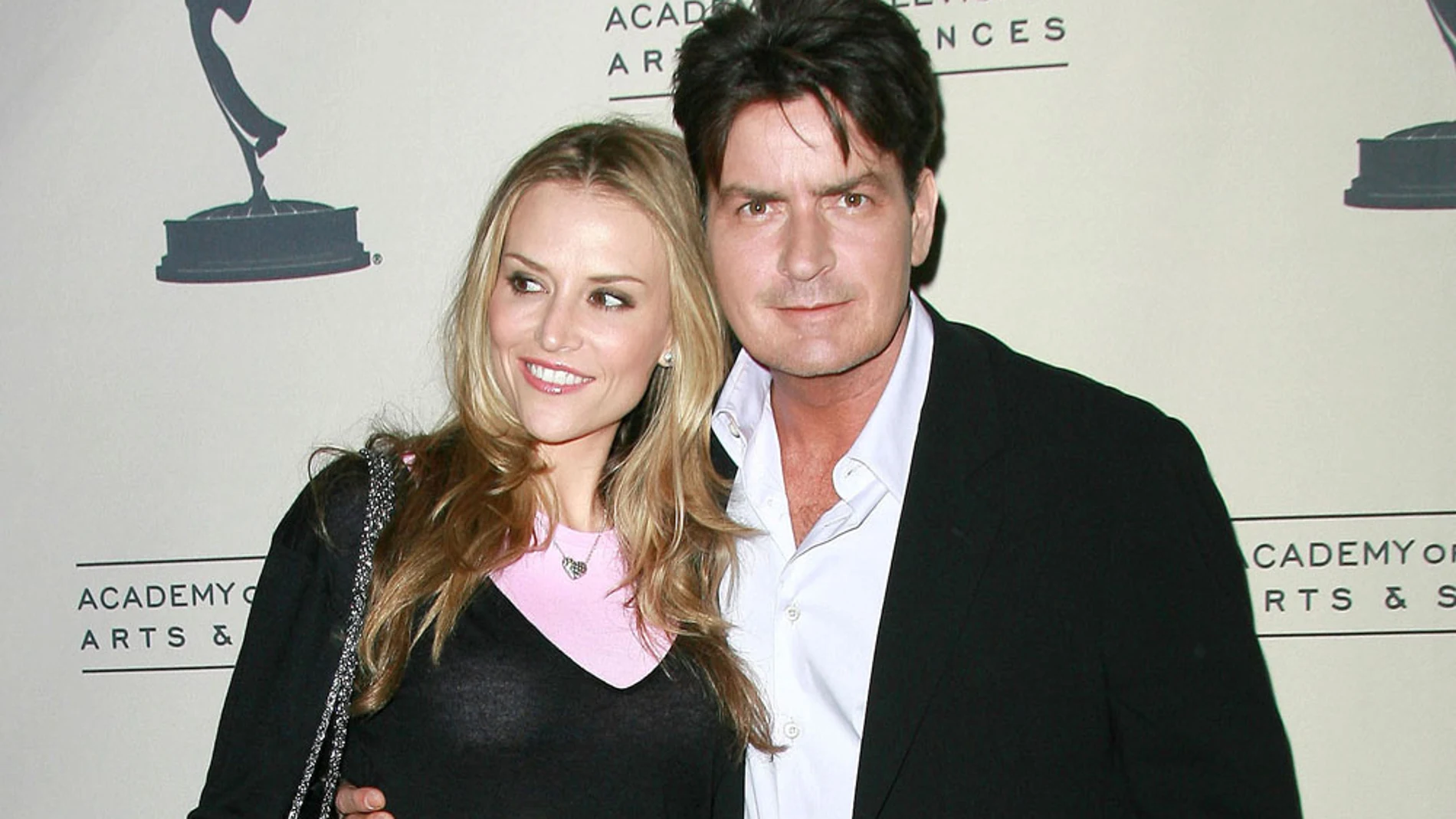Aparecen sanos y salvos los hijos gemelos de Charlie Sheen