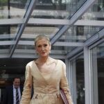 La candidata del PP a la Presidencia de la Comunidad de Madrid, Cristina Cifuentes, a su llegada a la Asamblea para iniciar la primera jornada de su debate de investidura