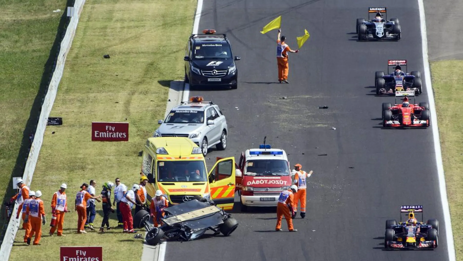 El piloto mexicano Sergio Pérez (7, izda) de la escudería Force India, tras sufrir un accidente en los primeros libres