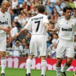 Zidane, Butragueño y Luis Figo, con los veteranos del Real Madrid, en un Bernabéu que casi se llenó por una causa justa