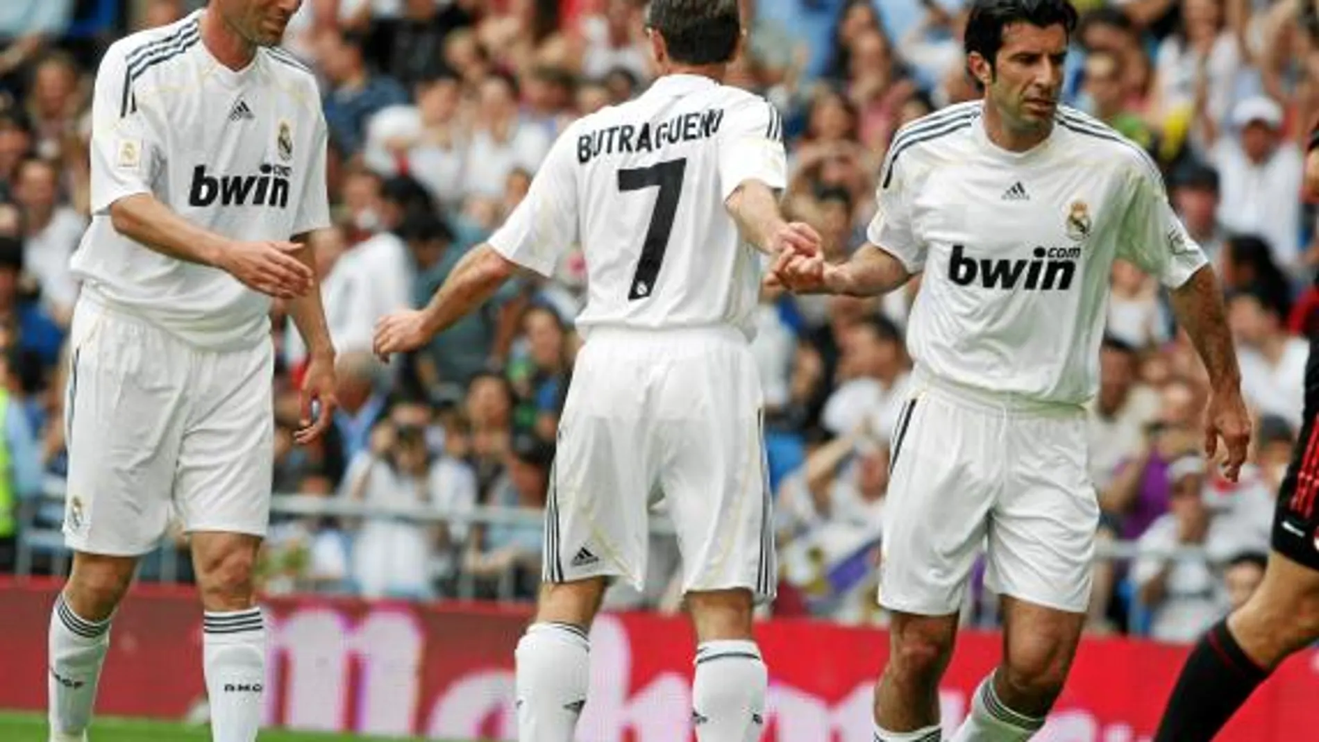 Zidane, Butragueño y Luis Figo, con los veteranos del Real Madrid, en un Bernabéu que casi se llenó por una causa justa