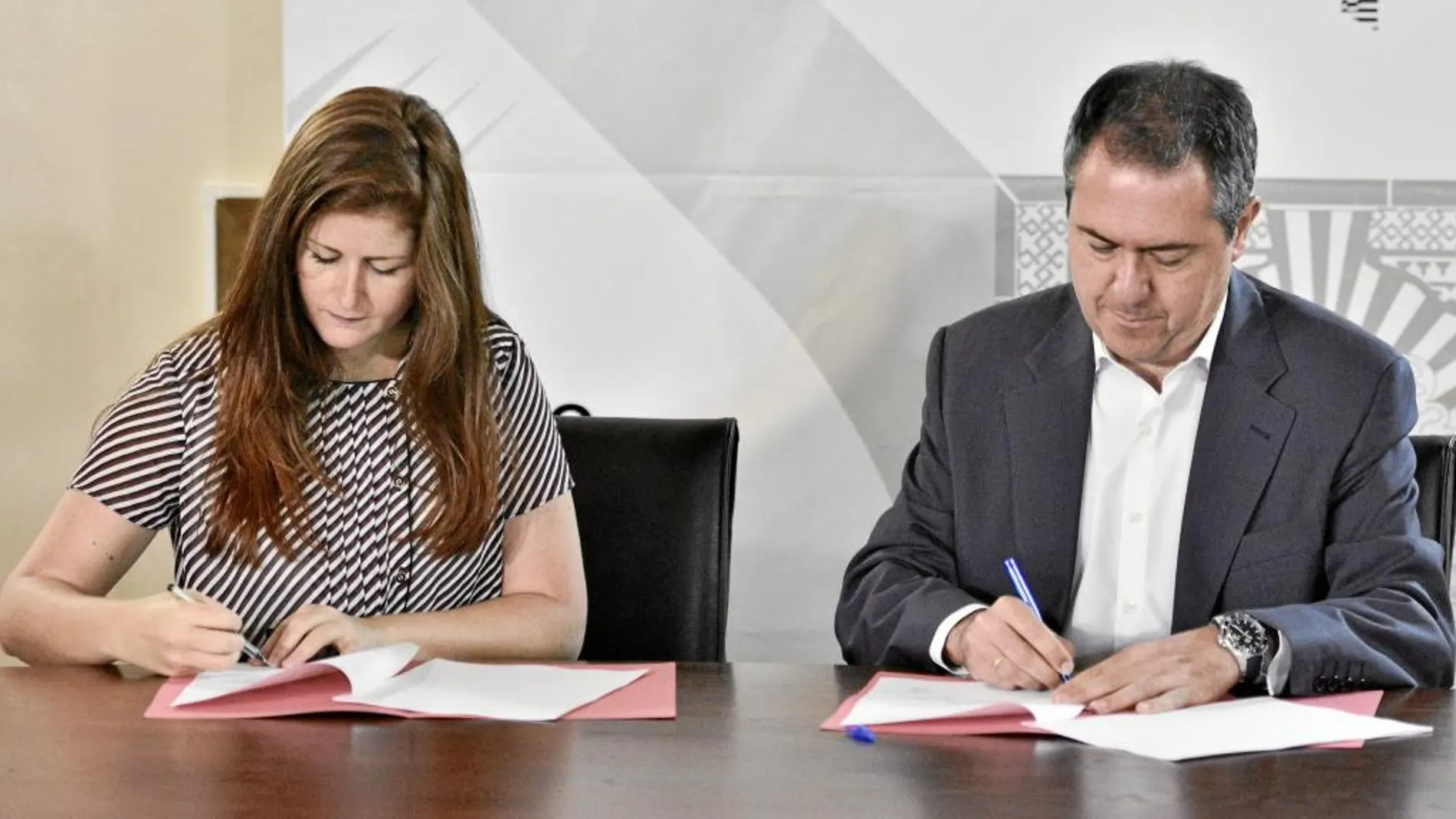 La portavoz de Participa, Susana Serrano, y el alcalde Juan Espadas