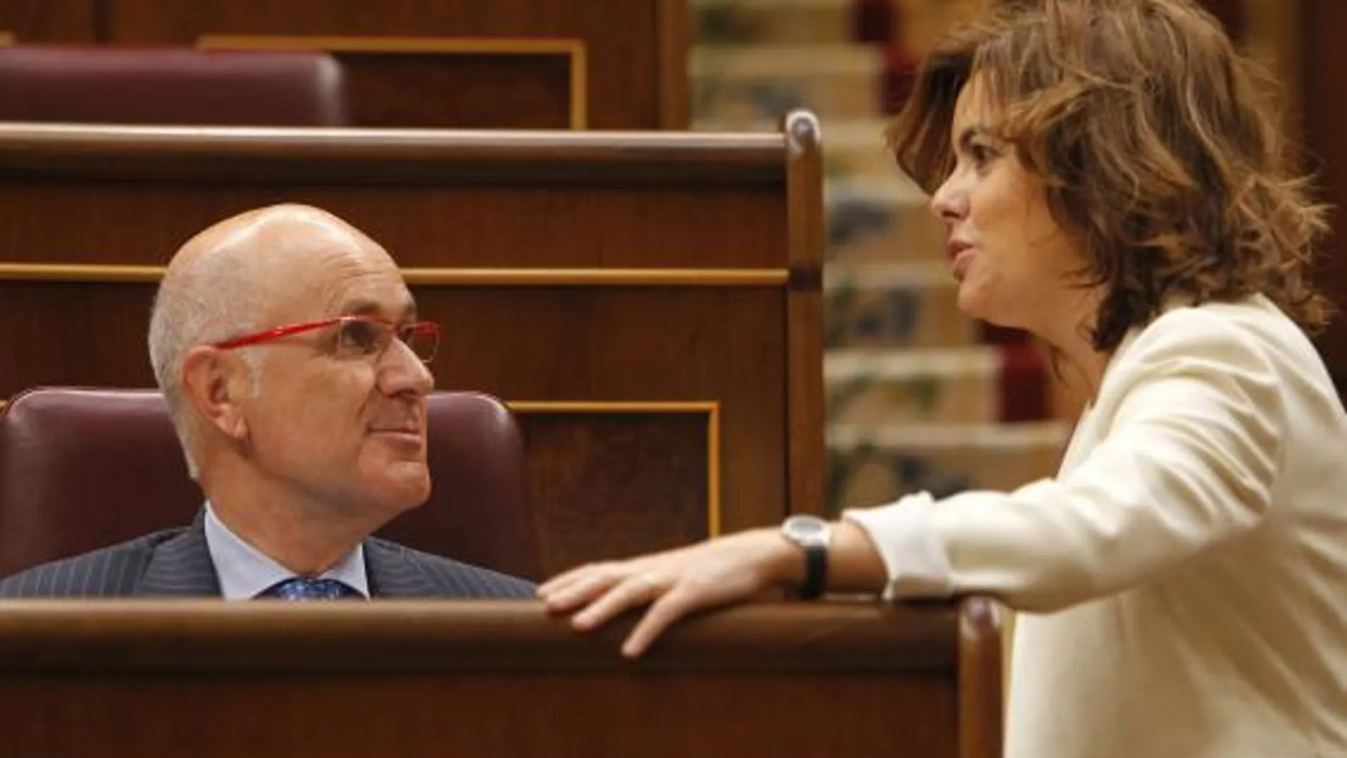Duran Lleida charla con Soraya Sáenz de Santamaría en el Congreso