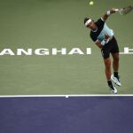 El tenista español Rafael Nadal saca un servicio contra el suizo Stanislas Wawrinka durante su partido del Masters 1.000 de Shanghai.