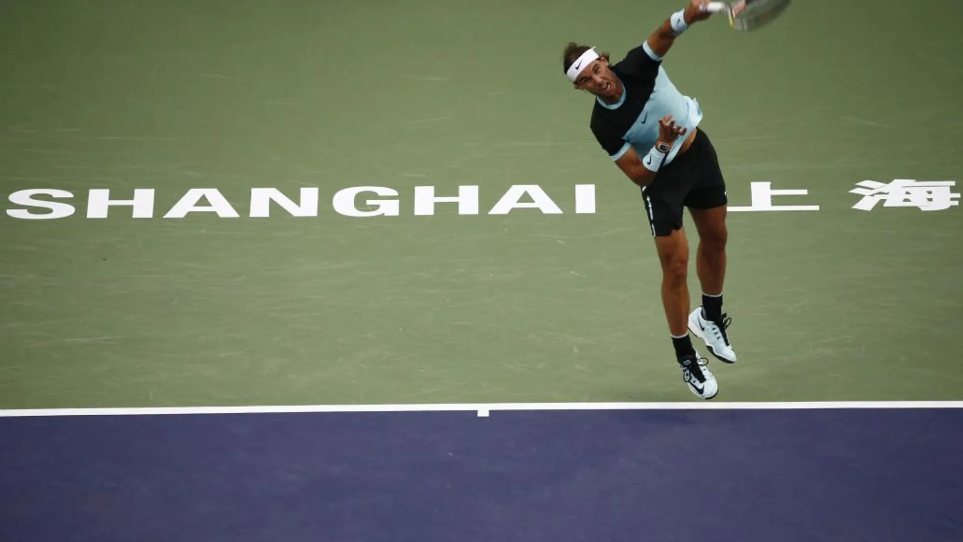 El tenista español Rafael Nadal saca un servicio contra el suizo Stanislas Wawrinka durante su partido del Masters 1.000 de Shanghai.