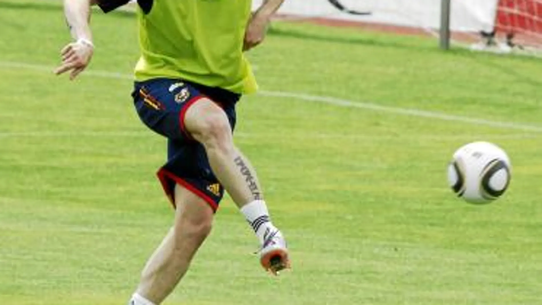 Torres remata a portería ayer en la Ciudad Deportiva de Las Rozas