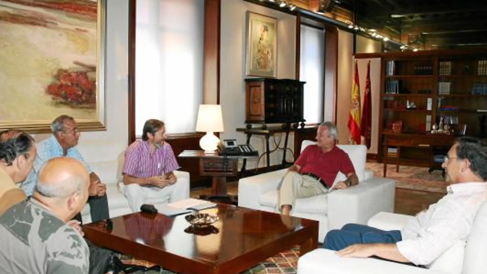 Valcárcel y Bascuñana se reunieron ayer con representantes de distintas ONGs de la Región en San Esteban