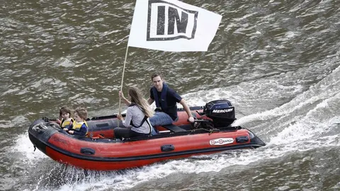 Jo Cox, junto a su marido y sus dos hijos ayer en la batalla naval