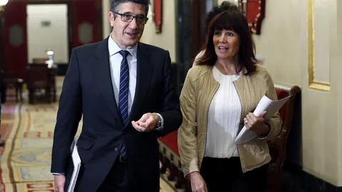 El presidente del Congreso, Patxi López, y la vicepresidenta segunda, Micaela Navarro, a su llegada este mañana a la Cámara Baja
