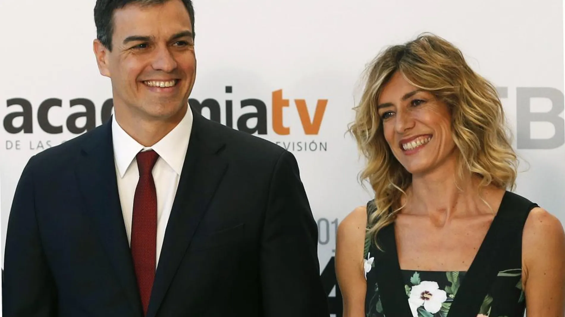 El candidato por el PSOE a la presidencia del Gobierno, Pedro Sánchez, y su esposa Begoña Gómez, a su llegada al Palacio Municipal de Congresos de Madrid