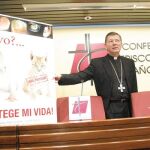 Martínez Camino, secretario general y portavoz de la Conferencia Episcopal, presentaba el pasado 16 de marzo el cartel de la Iglesia contra el aborto