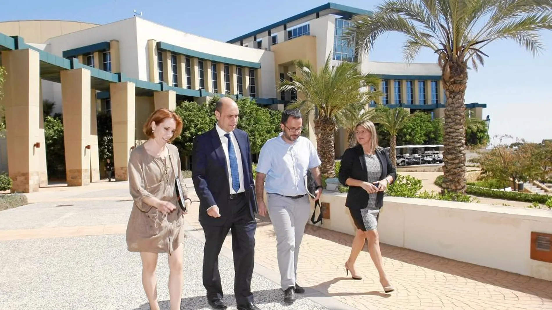 El alcalde de Alicante, junto a Julián López y las directoras generales Eva Martínez y Ángeles Cuenca