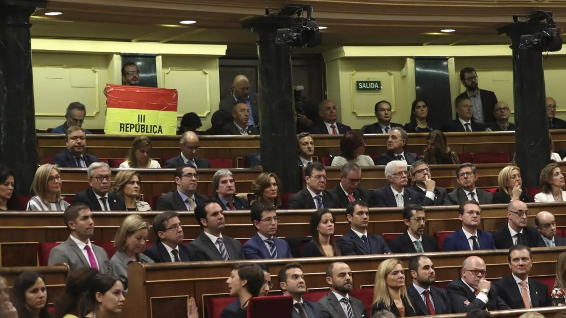 El senador navarro de IU, Iñaki Bernal, ha mantenido desplegada una bandera republicana desde su escaño en lo alto del hemiciclo
