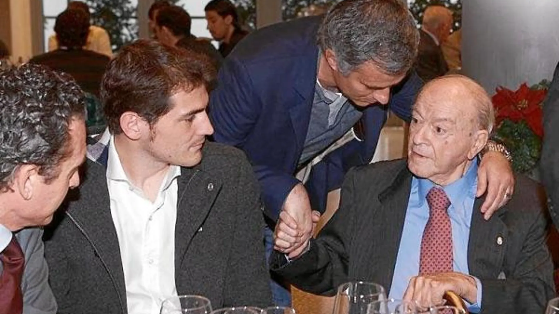 José Mourinho no dudó en acudir a saludar al presidente de honor, Alfredo di Stéfano