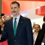 El Rey junto a la alcaldesa de Barcelona, Ada Colau , en la visita al expositor del Ayuntamiento de Barcelona, durante la inauguración del MWC/Efe