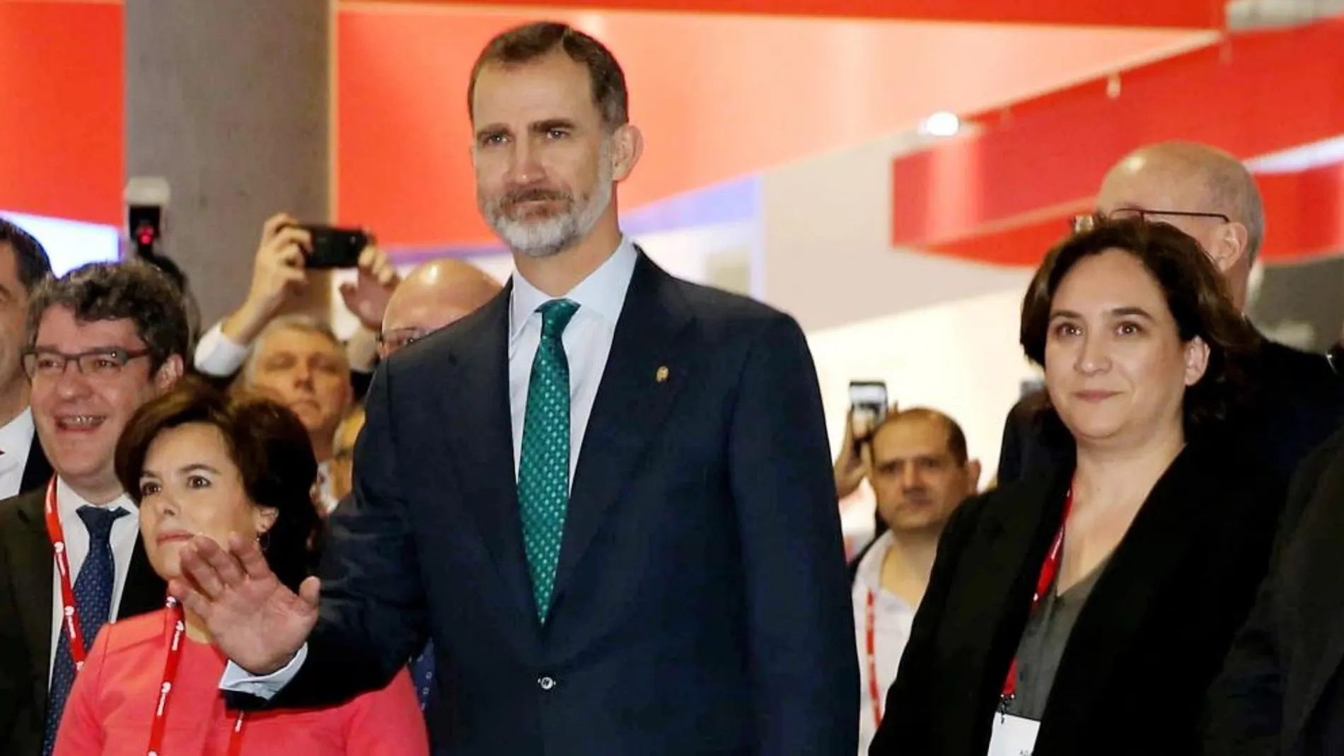 El Rey junto a la alcaldesa de Barcelona, Ada Colau , en la visita al expositor del Ayuntamiento de Barcelona, durante la inauguración del MWC/Efe