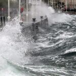 Vista de la bahía de Santander agitada por los intensos vientos