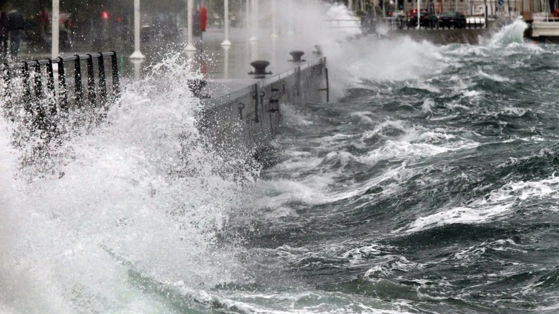 Vista de la bahía de Santander agitada por los intensos vientos