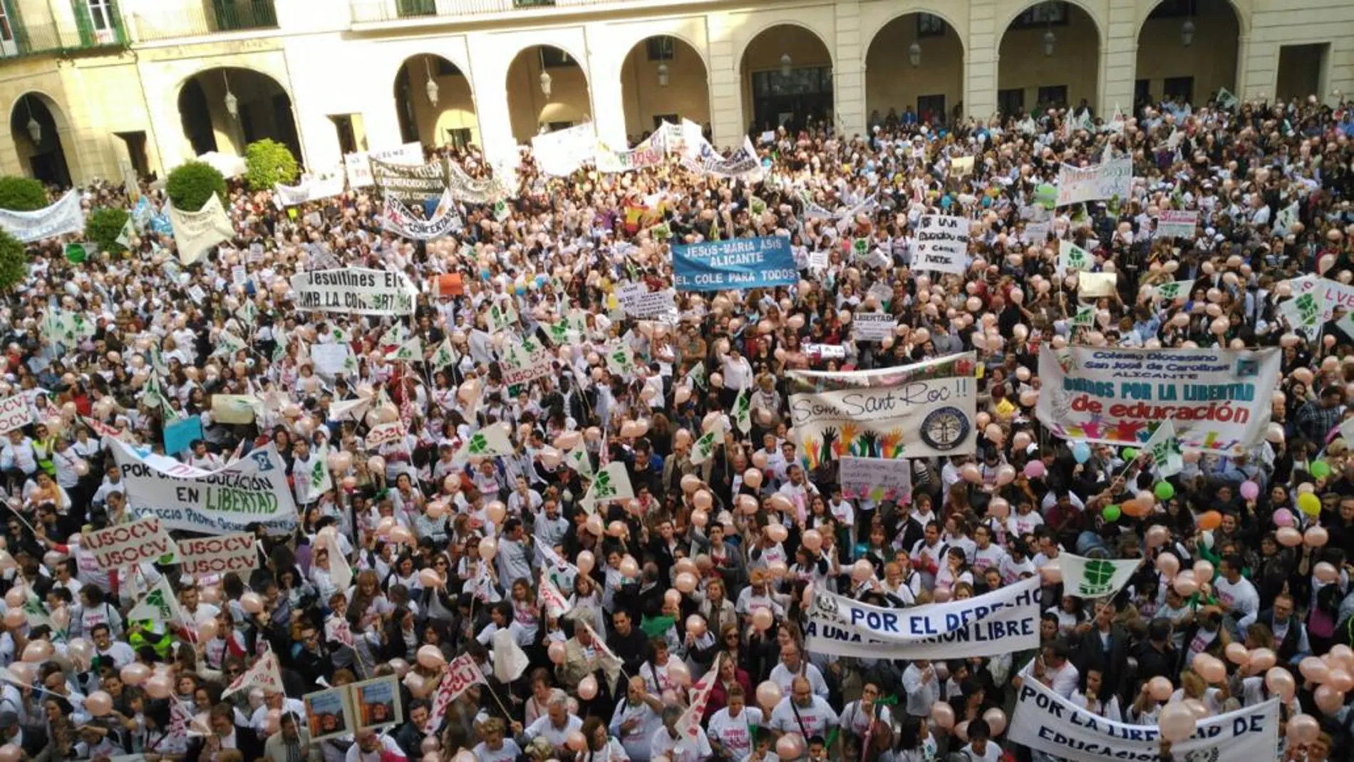 Miles de personas, manifestándose contra el «arreglo» educativo de Conselleria de Educación, durante la concentración de ayer en Alicante