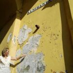 La concejal del PP María del Mar Sánchez Estrella muestra los «graves desperfectos» que aquejan a este Bien de Interés Cultural