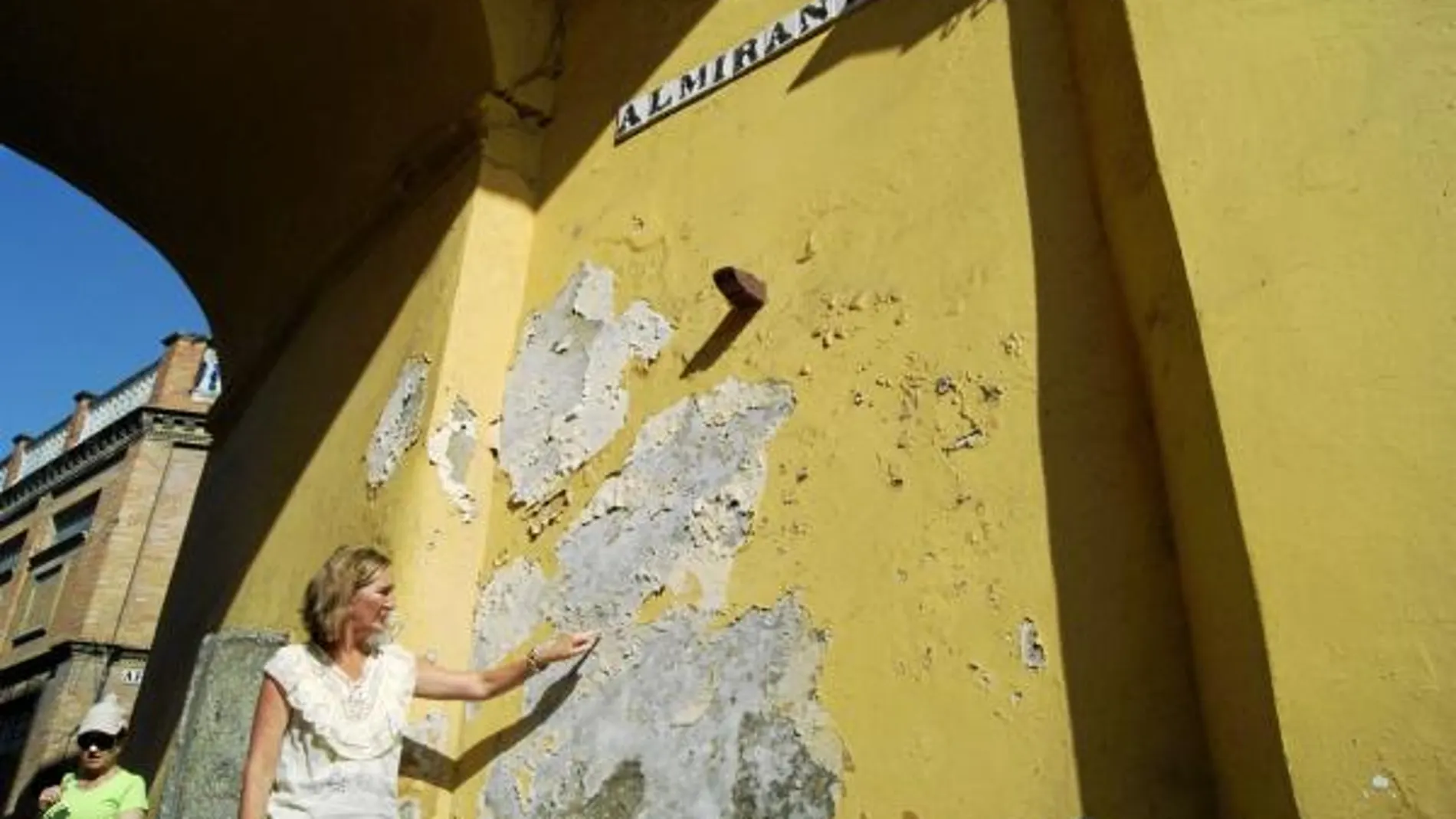 La concejal del PP María del Mar Sánchez Estrella muestra los «graves desperfectos» que aquejan a este Bien de Interés Cultural