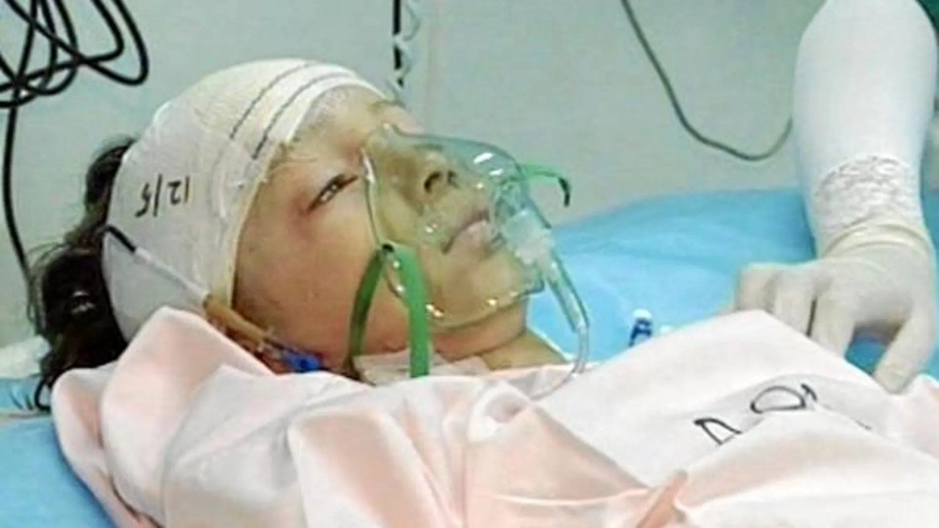 El niño holandés, en una imagen tomada de la televisión, fue operado en Trípoli