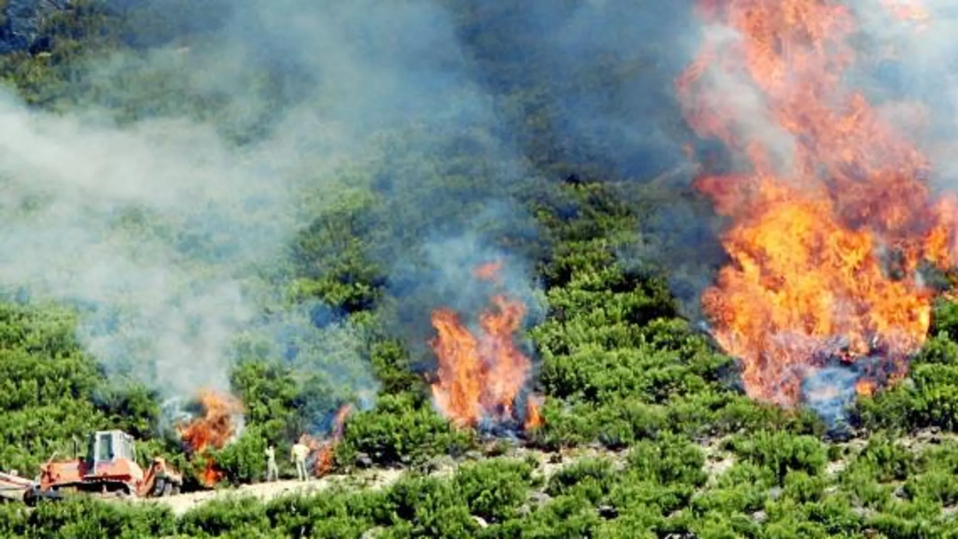 El incendio de Barjas sigue su avance por dos frentes y arrasa 1.300 hectáreas