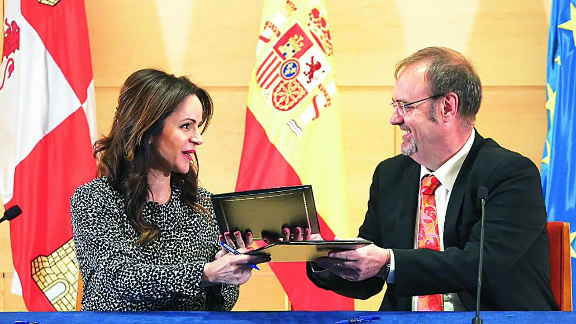 Silvia Clemente y Fernando Rey firman el convenio de colaboración para acercar las Cortes a los escolares