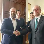 El alcalde de Málaga, Francisco de la Torre, estrecha la mano del ex portavoz de Cs Juan Cassá