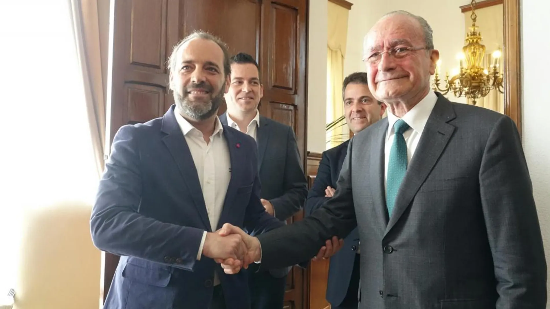 El alcalde de Málaga, Francisco de la Torre, estrecha la mano del ex portavoz de Cs Juan Cassá