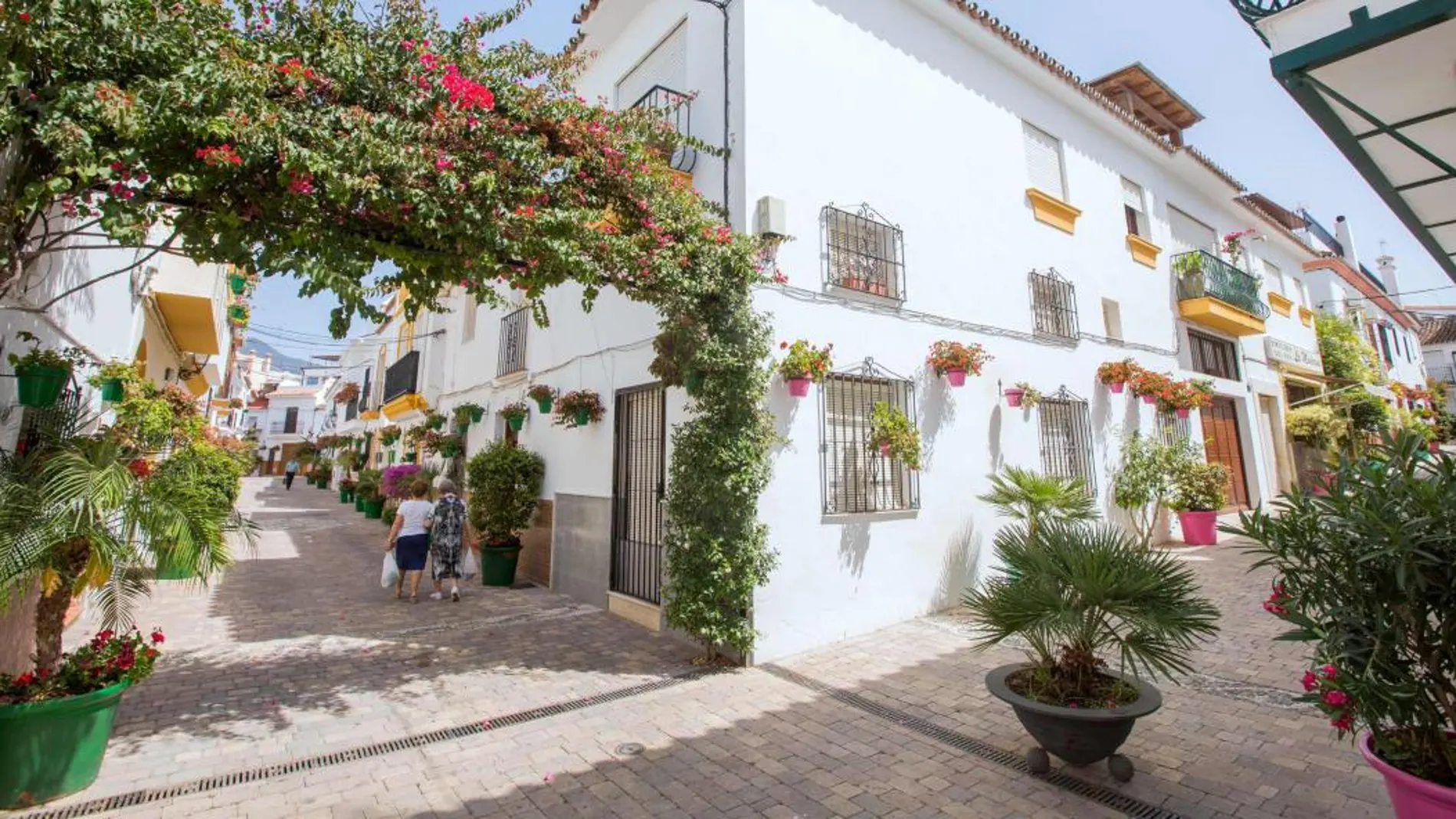 Una de las calle remodeladas del centro urbano de Estepona