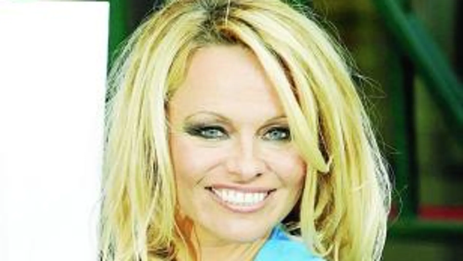 Pamela Anderson decidió reducir el tamaño de sus senos