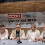 .- El secretario general de CCOO, Ignacio Fernández Toxo (d), acompañado de otros miembros del Consejo Confederal del sindicato